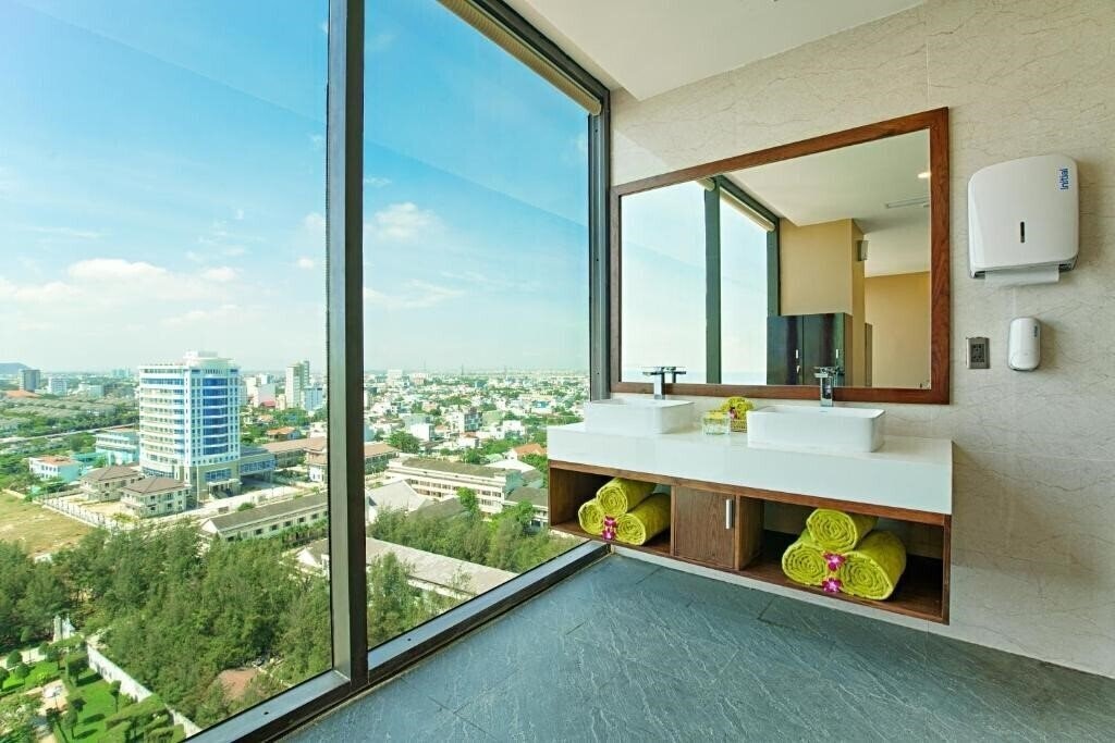 Фото Yarra Ocean Suite Danang 4*