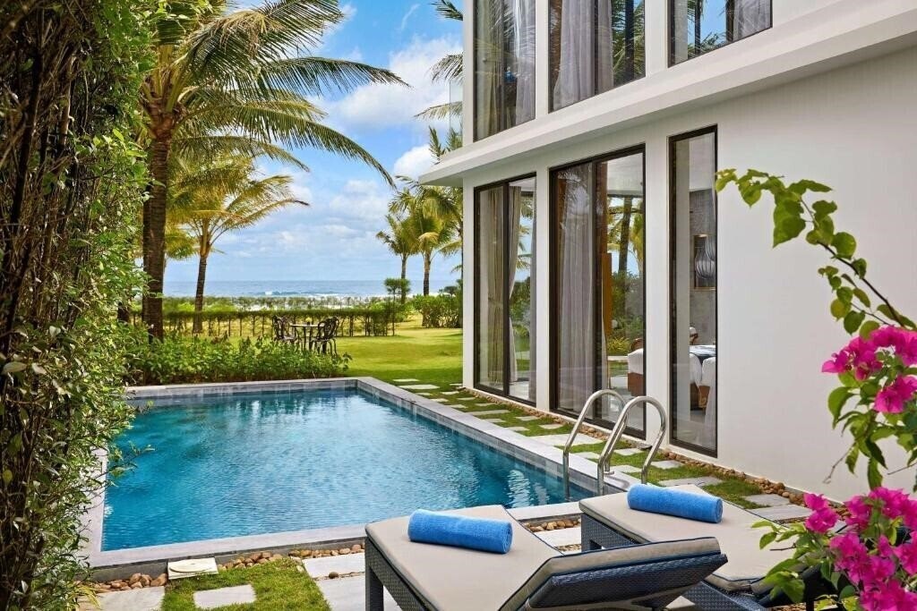 Отель Wyndham Hoi An Royal Beachfront Resort & Villas 5*