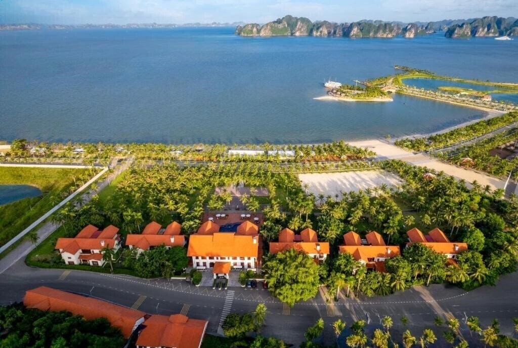 Отель Tuan Chau Resort 4*