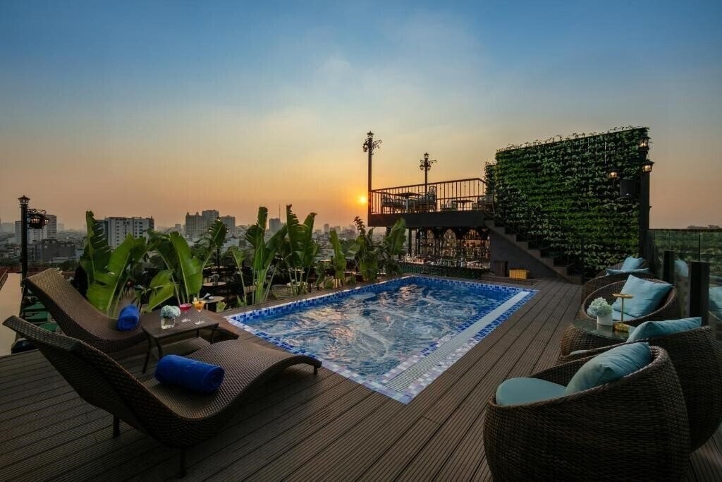 Отель May De Ville Corner Hotel 4*