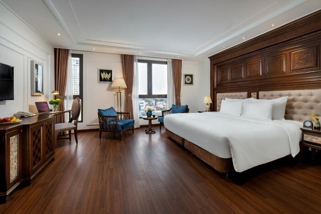 Отель The Q Hotel 4*