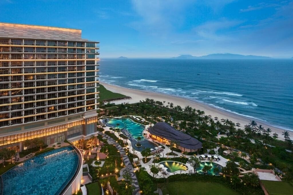 Отель New World Hoiana Beach & Resort 5*