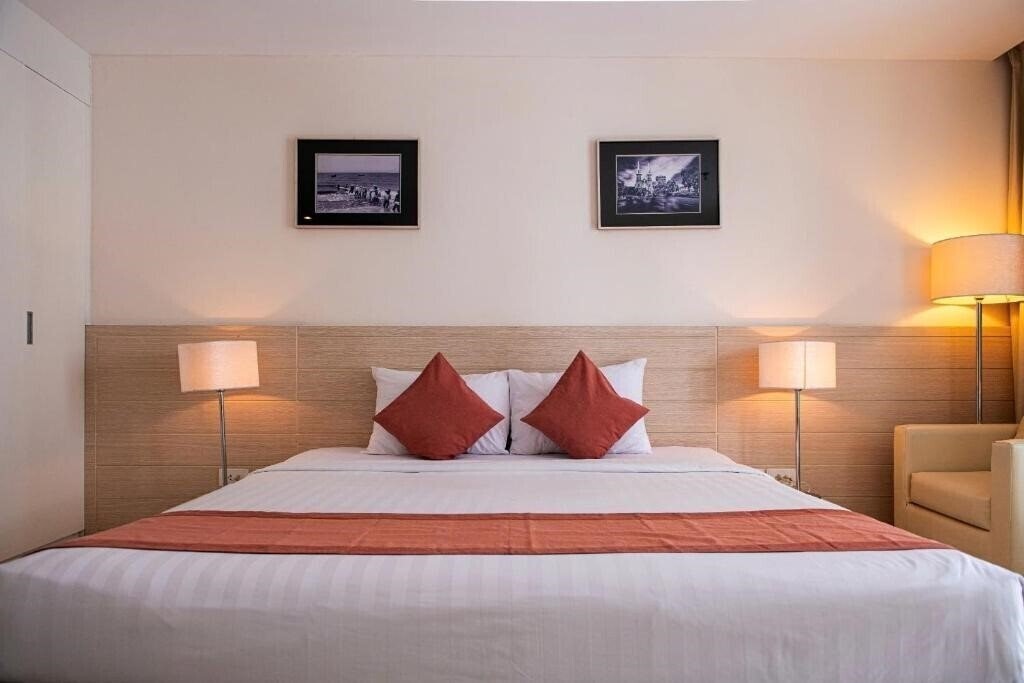 Отель Nhi Phi Hotel 3*