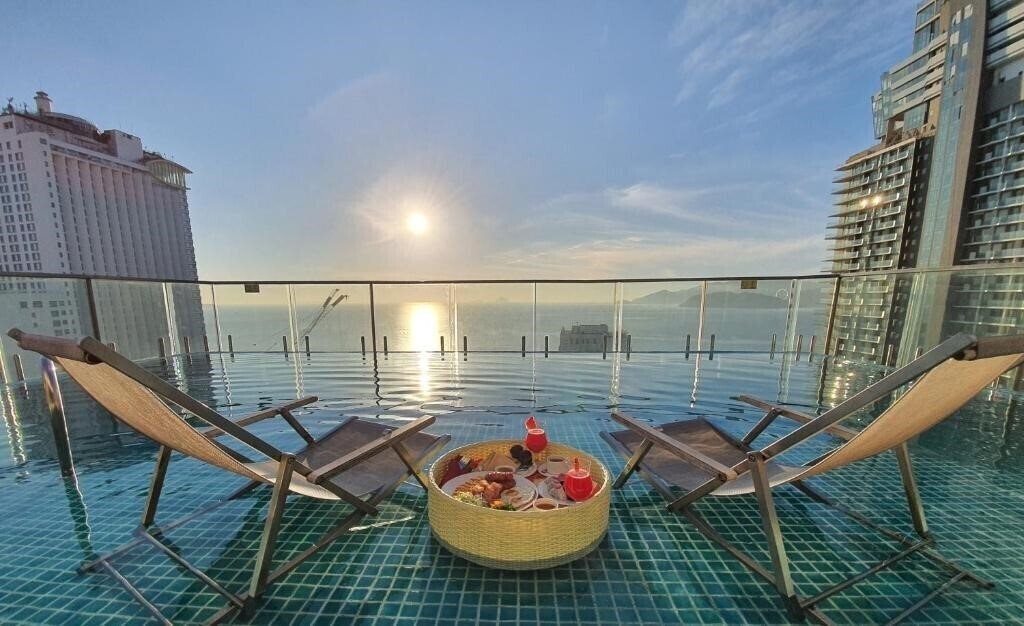 Отель V Hotel Nha Trang 4*