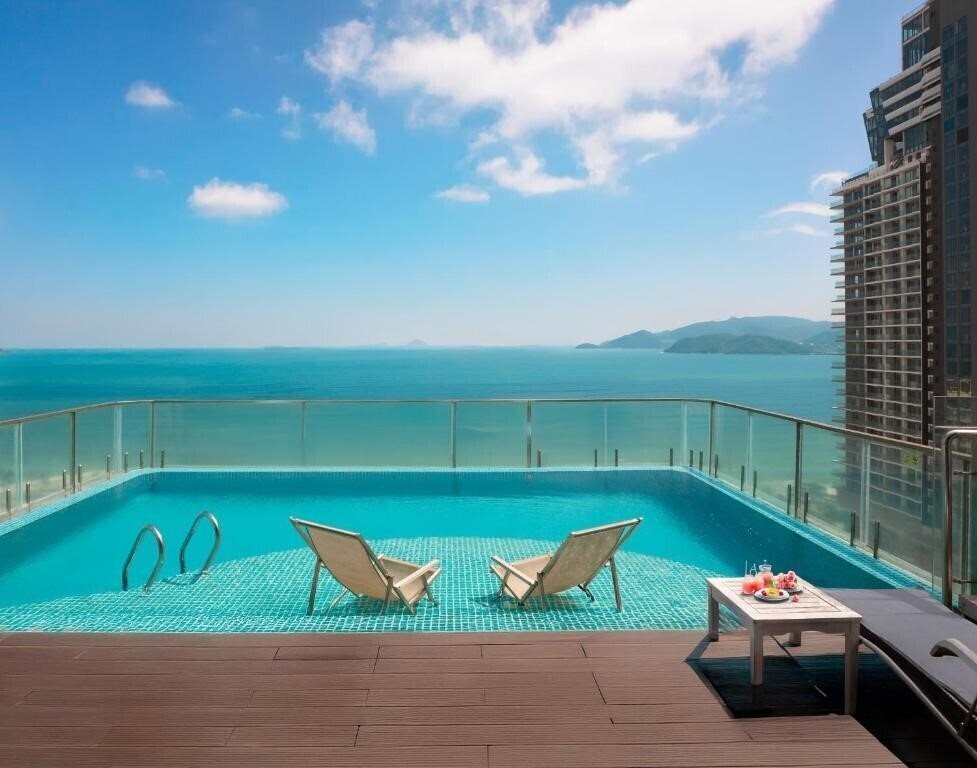 Отель V Hotel Nha Trang 4*