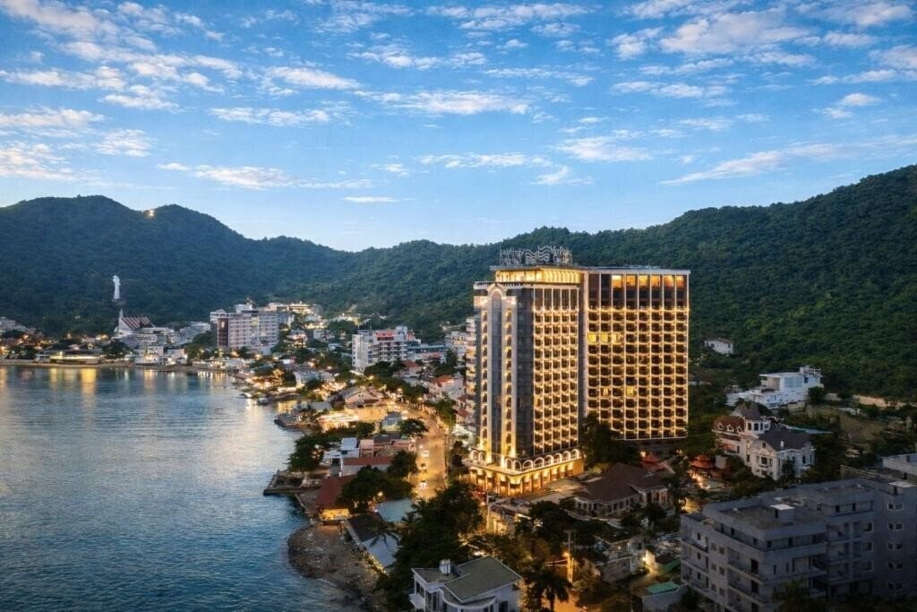 Отель Oyster Bay Hotel Vung Tau 4*
