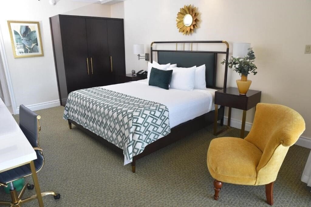 Отель The Courtleigh Hotel & Suites 4*