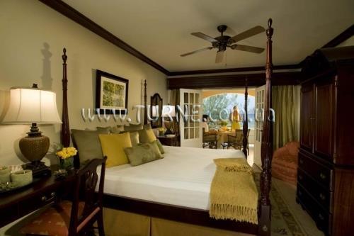 Отель Sandals Carlyle 3*